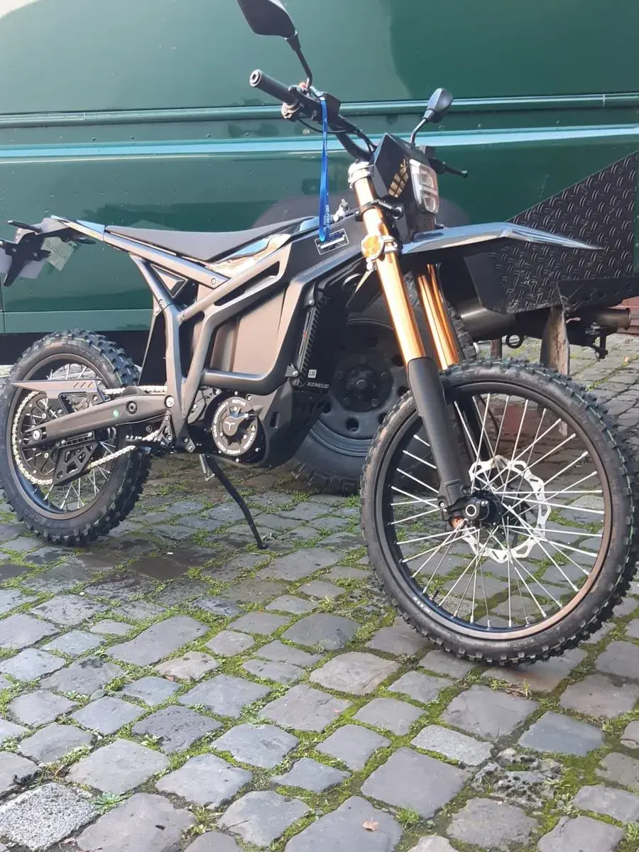 Talaria E-Enduro mit goldener Gabel